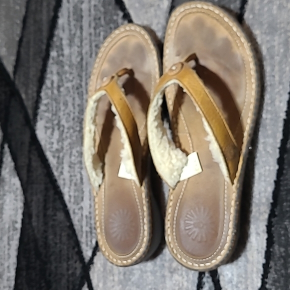 UGG LEATHER SHEEPSKIN BUTTON LOGO SANDALS - Picture 8 of 12